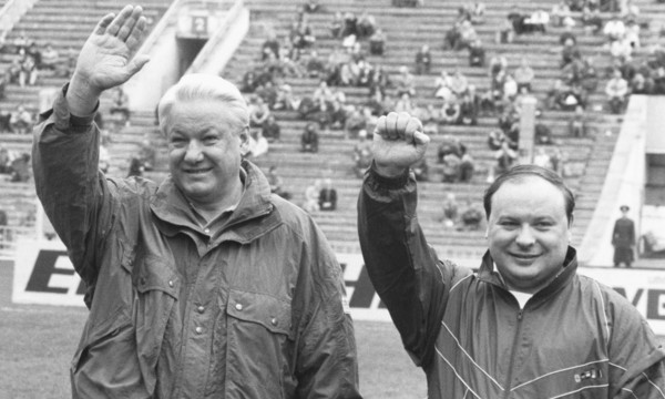 Борис Ельцин и Егор Гайдар во время футбольного матча между командами правительств России и Москвы (1992),ТАСС Борис Ельцин и Егор Гайдар во время футбольного матча между командами правительств России и Москвы (1992),ТАСС