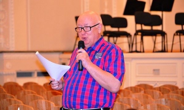 Директор конкурса Юрий Данилин объявляет решение жюри