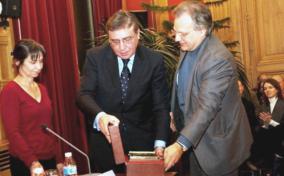 Исполнительный директор Центра Б.Н. Ельцина Александр Дроздов (в центре) вручает премию "Русофония" Софи Бенеш (слева)