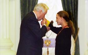 Ельцин вручает орден "За заслуги перед Отечеством" III степени Майе Плисецкой, 1997 