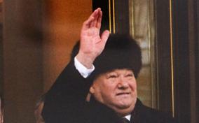 Ельцин покидает Кремль, его провожает преемник - Владимир Путин