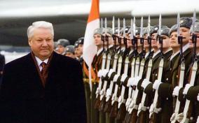 Президент Белоруссии Александр Лукашенко встречает Ельцина на аэродроме в Минске, 1995 год