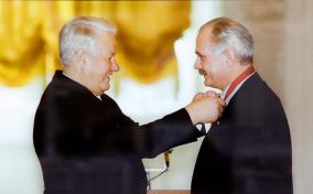 Борис Ельцин вручает орден "За заслуги перед Отечеством" III степени Никите Михалкову, 1996 год