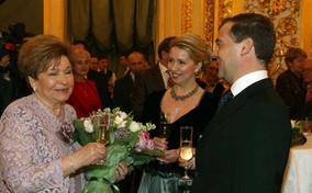Наина Иосифовна Ельцина и Президент России Дмитрий Медведев с супругой Светланой