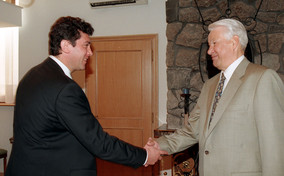 Президент России Борис Ельцин с  первым вице-премьером Борисом Немцовым (1997/ТАСС)