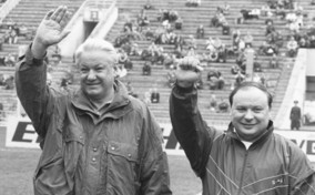 Борис Ельцин и Егор Гайдар во время футбольного матча между командами правительств России и Москвы (1992),ТАСС