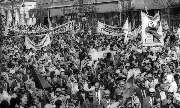 9 мая 1993. Праздничная демонстрация в День победы. Начало на Тверской.