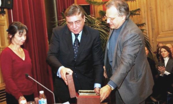 Исполнительный директор Центра Б.Н. Ельцина Александр Дроздов (в центре) вручает премию "Русофония" Софи Бенеш (слева)