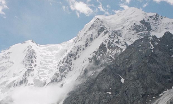 Северная стена Огуз-Баши, вид из базового лагеря. Август 2003 г. Фото: Mountain.RU